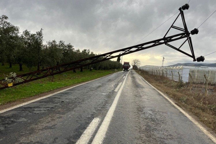 Bursa'da etkili olan fırtına elektrik direklerini de yıktı!