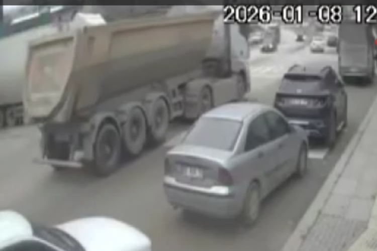 Hafriyat kamyonu kontrolden &ccedil;ıktı: 4 aracı birden bi&ccedil;ti!