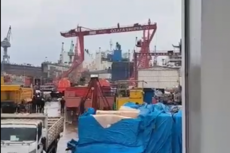 Fırtına dehşeti: Tersanede vin&ccedil; devrildi!