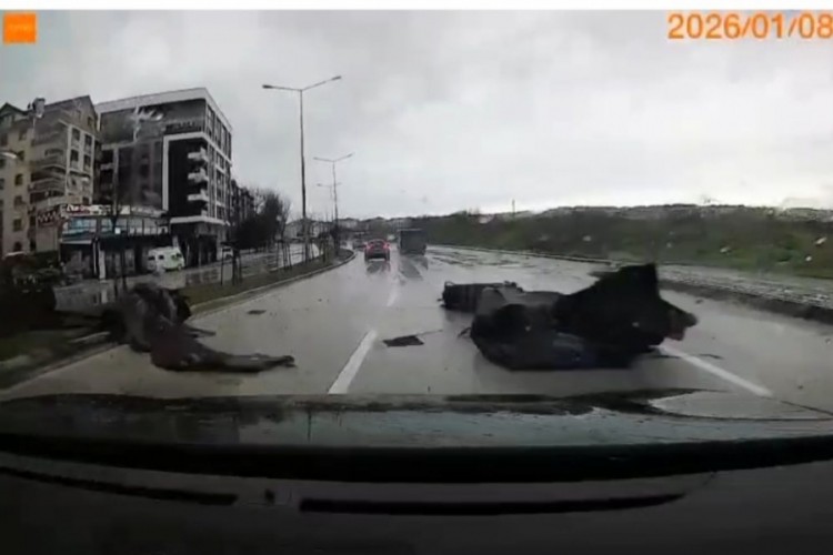 Bursa'da u&ccedil;an &ccedil;atı par&ccedil;aları s&uuml;r&uuml;c&uuml;lere zor anlar yaşattı!