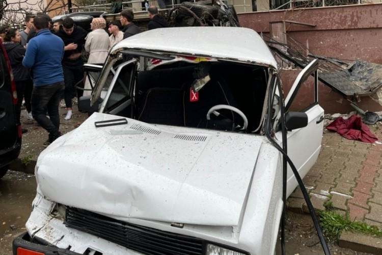 İzmir'de otomobil apartmanın bah&ccedil;esine u&ccedil;tu: Yaralılar var...