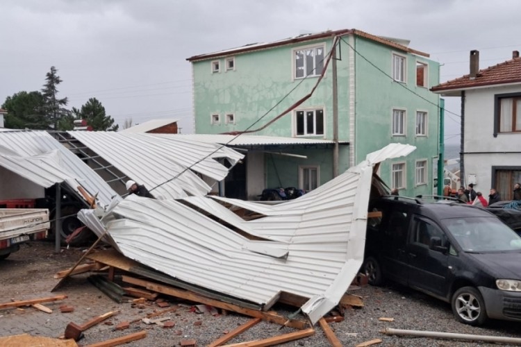 Bursa'da şiddetli fırtına evin &ccedil;atısını u&ccedil;urdu