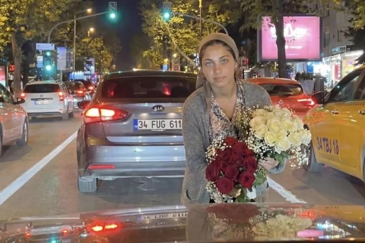 Güzelliğiyle büyüledi: Herkes çiçek satan bu kızı konuş...
