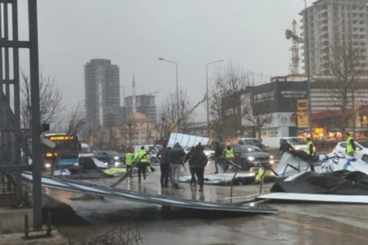 Ankara'da fırtına etkili oldu: Kiremitler savruldu, tabelalar u&ccedil;tu