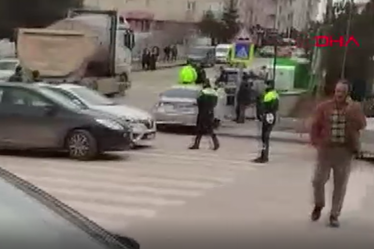 Kahreden &ouml;l&uuml;m! D&uuml;ş&uuml;rd&uuml;ğ&uuml; c&uuml;zdanını almaya &ccedil;alışırken kamyonun altında kaldı...