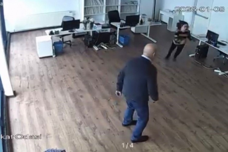 Bursa'nın lodosla m&uuml;cadelesi! Tavan &ccedil;&ouml;kt&uuml;, facia kıl payı atlatıldı...