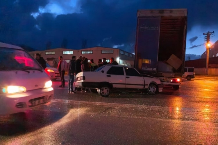 Bursa'da otomobil ve tır &ccedil;arpıştı! 1 yaralı var...