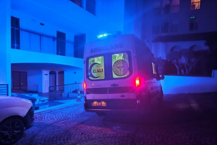 Fırtına, iskelede &ccedil;alışan iş&ccedil;ileri denize d&uuml;ş&uuml;rd&uuml;! &Ouml;l&uuml; ve yaralılar var...