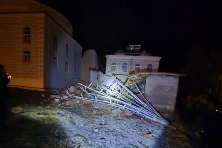 Fırtınada cami minaresi devrildi!