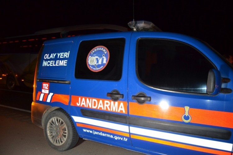 Evinin &ccedil;atısından u&ccedil;an par&ccedil;aların &uuml;zerine d&uuml;şt&uuml;ğ&uuml; kadın hayatını kaybetti...