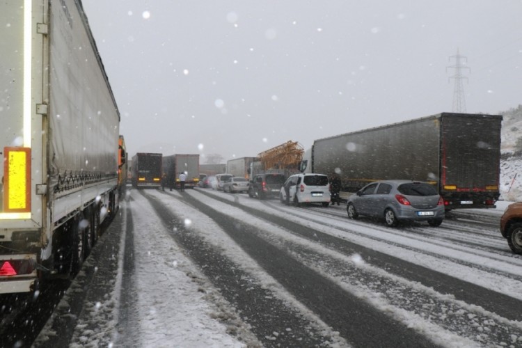 Meteorolojiden Bayburt i&ccedil;in kuvvetli kar ve fırtına uyarısı