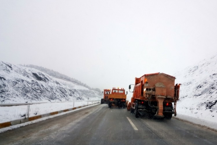 Erzincan-Sivas ve G&uuml;m&uuml;şhane yolunda kar &ccedil;ilesi
