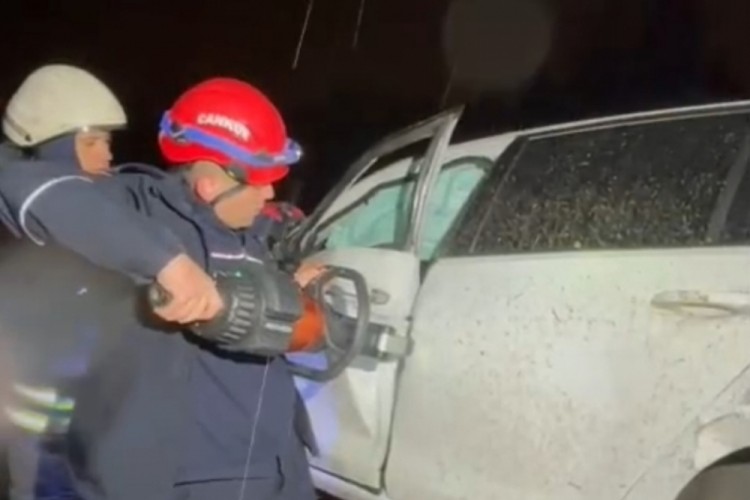 Adana'da şarampole yuvarlanan otomobildeki 2 kişi yaralandı