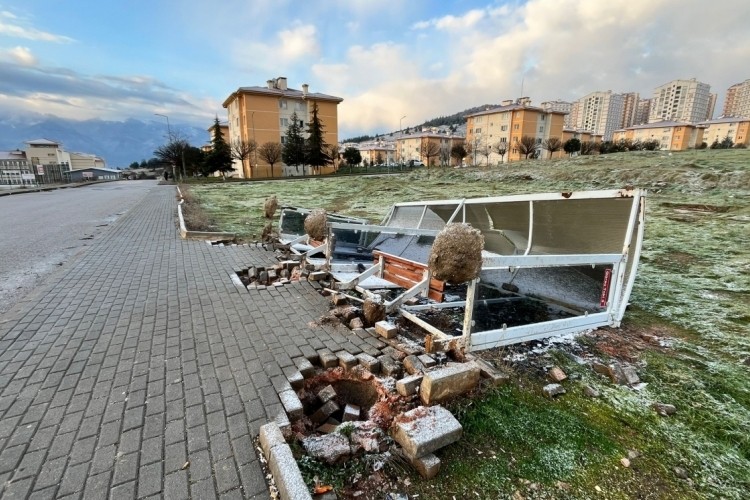 Bursa'yı lodos vurdu, otob&uuml;s durağı yıkıldı...