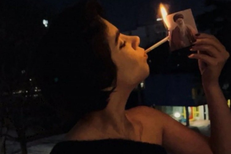 İranlı kadınlar dini liderlerin fotoğraflarıyla sigara ...