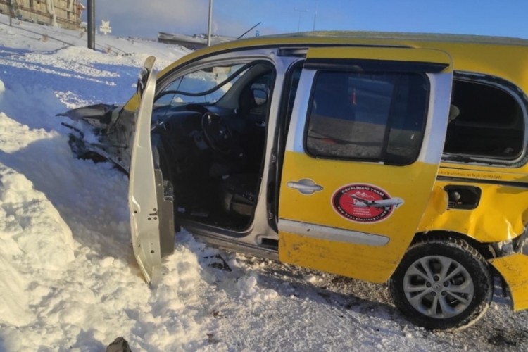 Yolcu minib&uuml;s&uuml; ile ticari taksi &ccedil;arpıştı: 1'i ağır 16 yaralı