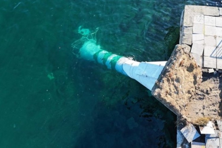 Deniz feneri fırtınaya dayanamadı!
