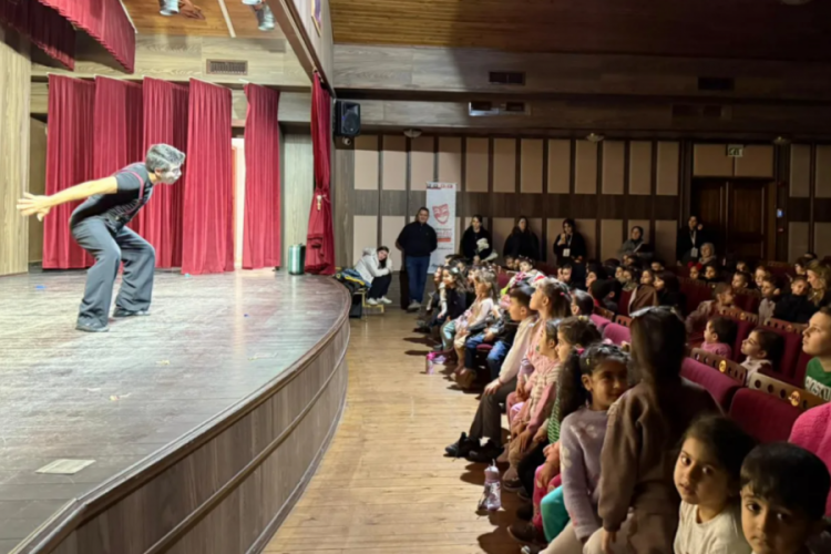 Bursa İneg&ouml;l'de tiyatro festivali coşkusu s&uuml;r&uuml;yor