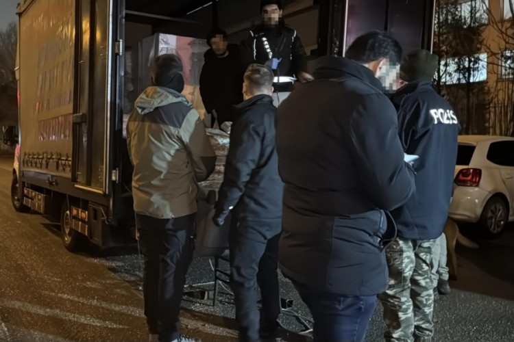 Ev eşyası y&uuml;kl&uuml; kamyonette zehir ticareti! Kilolarca yakalandı...