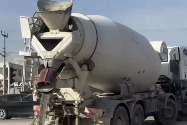 Yola beton d&ouml;ken mikserin şof&ouml;r&uuml;ne para cezası!