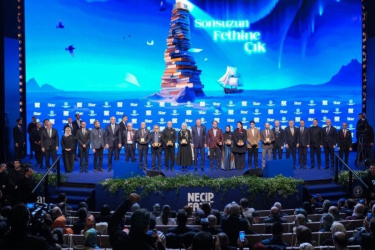 12. Necip Fazıl &Ouml;d&uuml;lleri sahiplerini buldu
