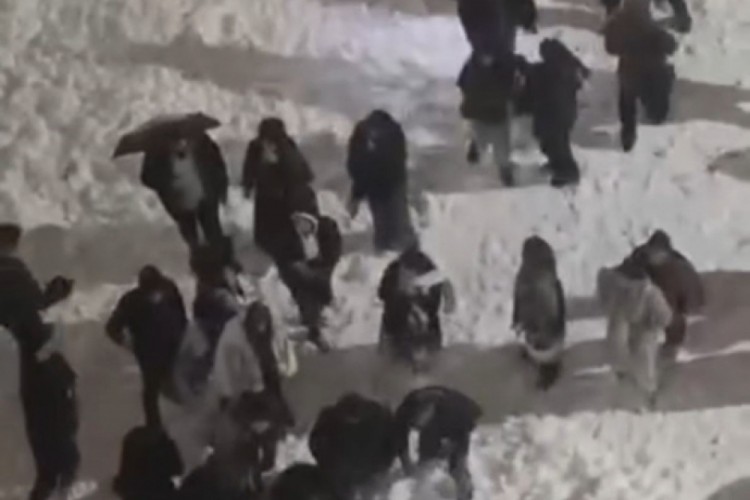 &Ccedil;atıdan d&uuml;şen kar k&uuml;tlesinin altında kalan 2 &ouml;ğrenci yaralandı