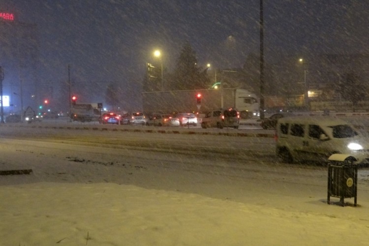 Malatya'da kar yağışı ulaşımda aksamalara yol a&ccedil;tı