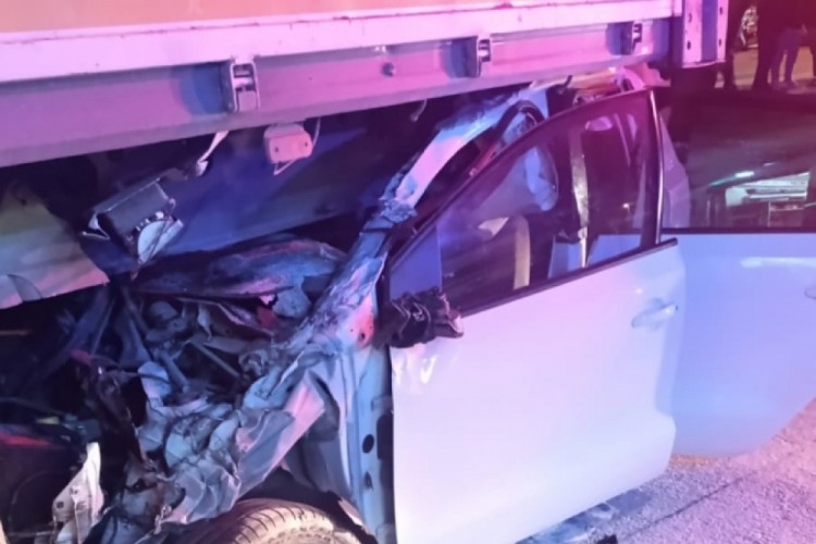 Manisa'da otomobil, yayaya ve TIR'a &ccedil;arptı; 1'i ağır 3 yaralı