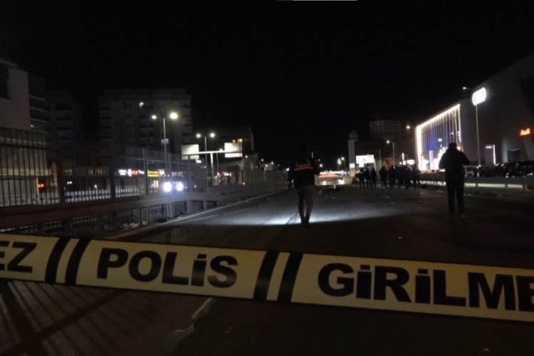 Makas atan s&uuml;r&uuml;c&uuml; can aldı...