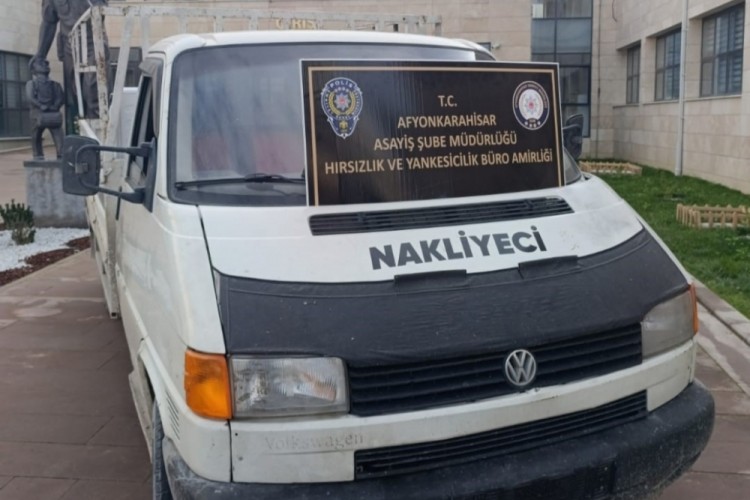 Kent merkezinde &ccedil;alınan kamyonet il&ccedil;ede bulundu