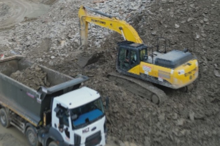 Heyelan nedeniyle ulaşıma kapanan yolda &ccedil;alışmalar s&uuml;r&uuml;yor
