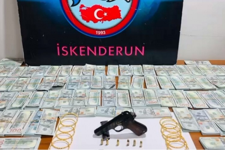 Durdurulan ara&ccedil;ta sahte 1 milyon Amerikan doları ele ge&ccedil;irildi