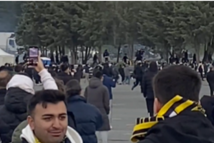 Derbi öncesi ortalık karıştı! Taraftarlar birbirine girdi