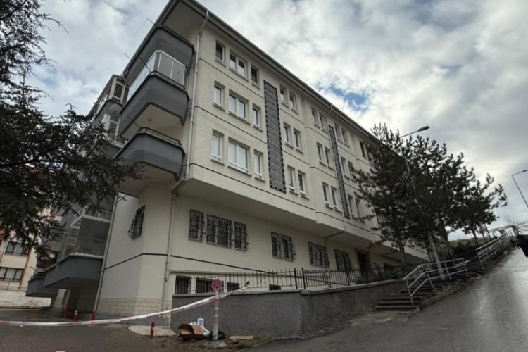 5 katlı bina &ccedil;&ouml;kme tehlikesiyle tahliye edildi