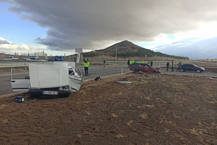 Kavşakta iki otomobil &ccedil;arpıştı: 1 &ouml;l&uuml;, 1 yaralı