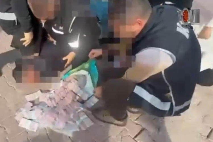 Poşetteki 2 milyon lira ile 30 metre gidebildiler, polisin operasyonuyla yakalandılar