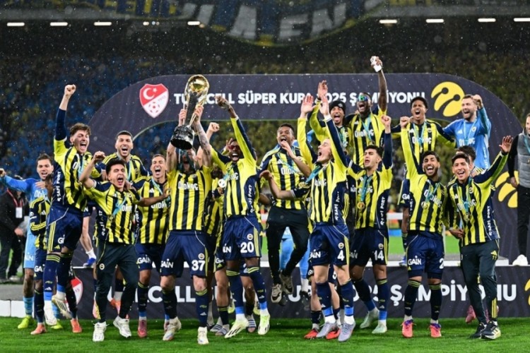 Süper Kupa şampiyonu Fenerbahçe, kupasına kavuştu 