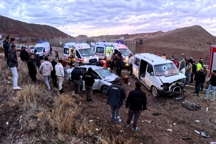 Minib&uuml;s ile otomobil kafa kafaya &ccedil;arpıştı: 6 yaralı