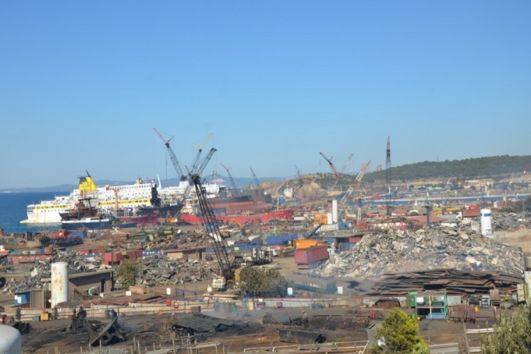 Aliağa Gemi Söküm Bölgesi'nde iş kazası: 1 işçi hayatını kaybetti
