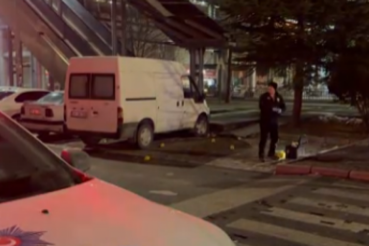 Önce kıyafetlerine laf etti, sonra bıçakladı: 3 yaralı