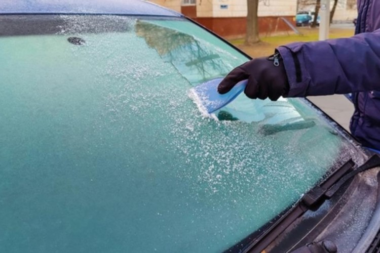 Buzlanan araç camı zarar vermeden nasıl çözülür? 