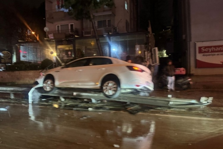 Bursa'da korkutan kaza! Bariyerlere çıktı...