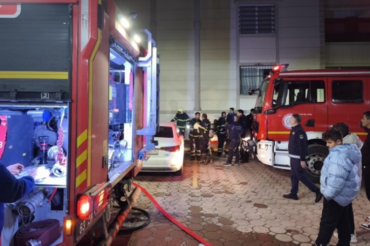 Binanın girişinde çıkan yangın korkuttu