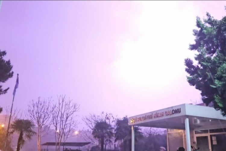 Taksim'de şimşekler geceyi aydınlattı