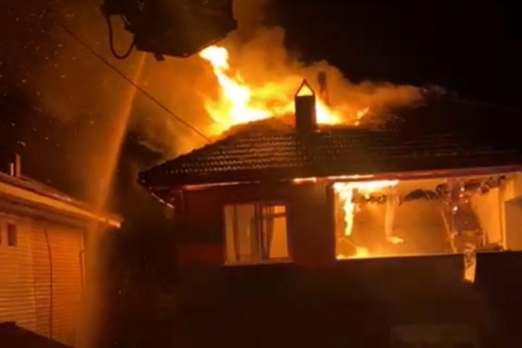 İki katlı evde korkutan yangın