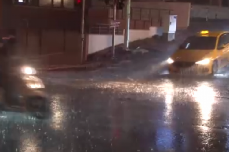 Sağanak yağış etkili oldu, yollar göle döndü