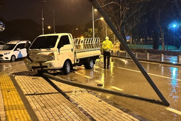 Bursa'da yağışlı hava kaza getirdi! Direğe &ccedil;arparak durabildi...