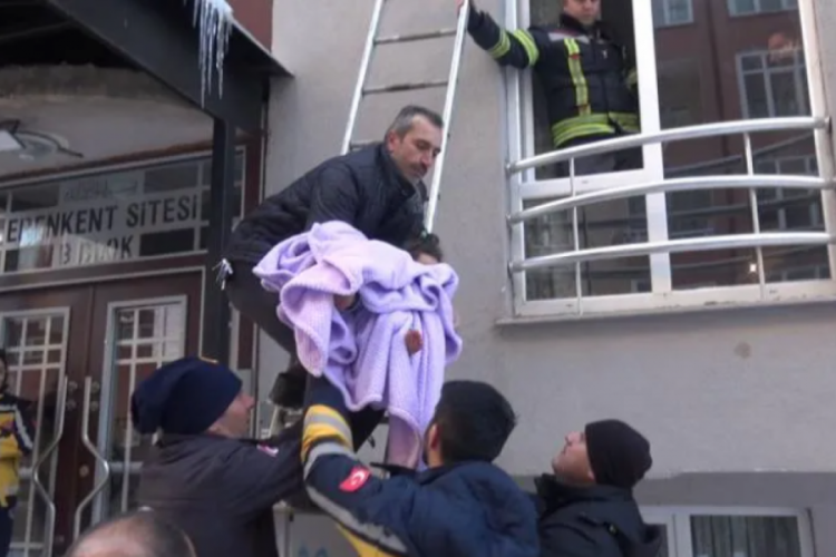 Evde yalnız bırakılan 1,5 yaşındaki bebek i&ccedil;in ekipler seferber oldu