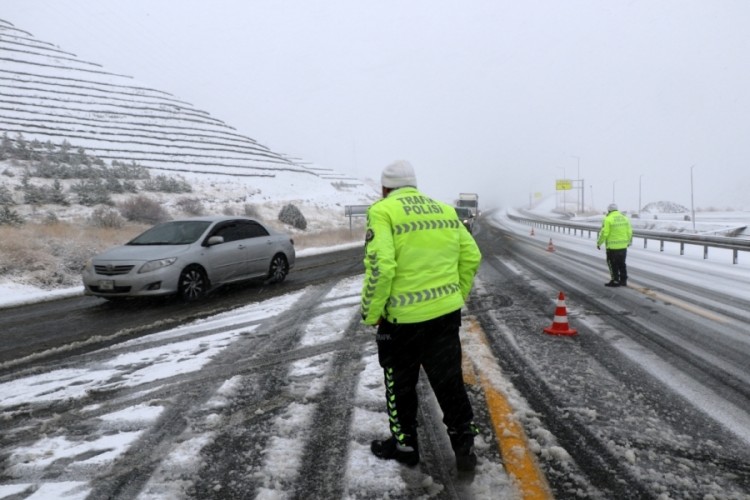 Meteoroloji'den 3 ilimiz i&ccedil;in kuvvetli kar ve fırtına uyarısı
