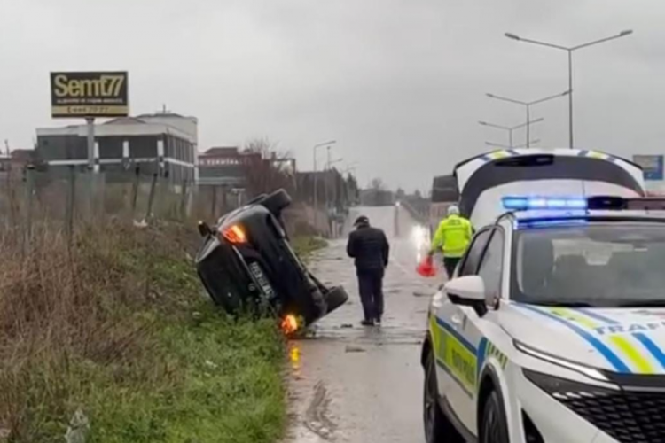 Yalova - Orhangazi yolu &uuml;zerinde trafik kazası! Kontrolden &ccedil;ıkıp takla attı...